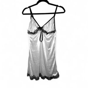 Elegant White and Black Lace Chemise brand new